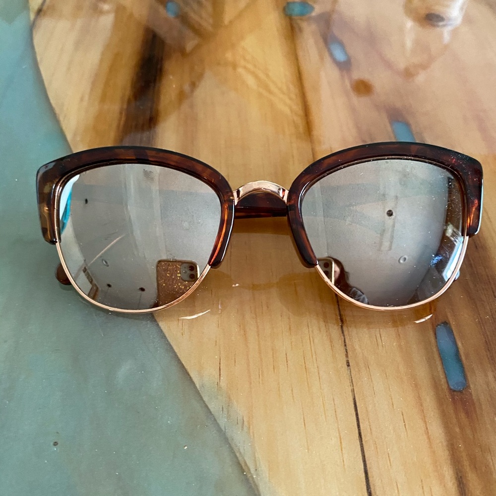 Cute mirrored sunnies